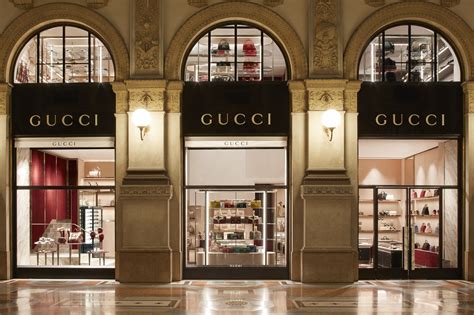 orari negozi gucci milano|gucci outlet in milan.